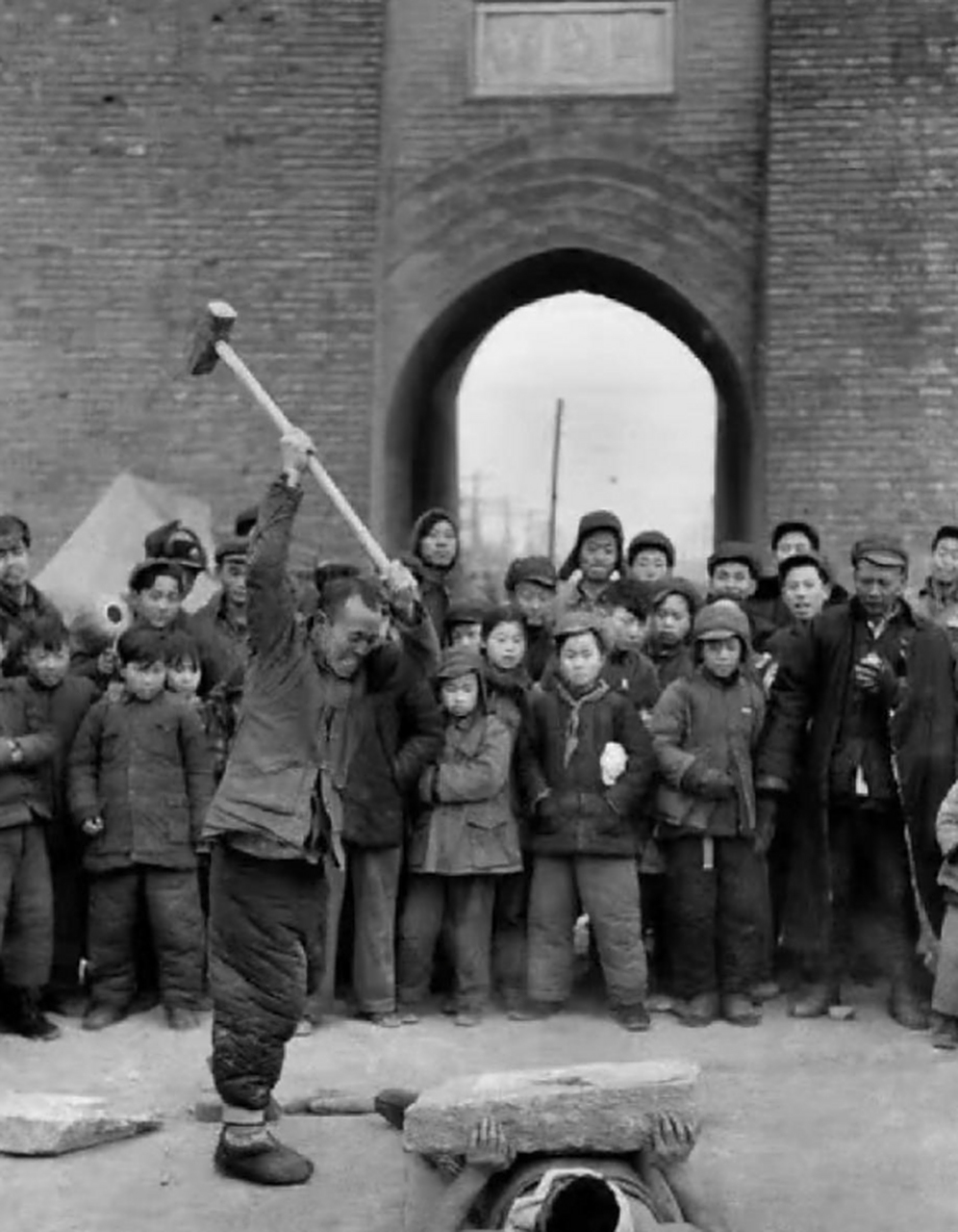 历史老照片: 上世纪五十年代初,北京,正在表演杂技的两个艺人.