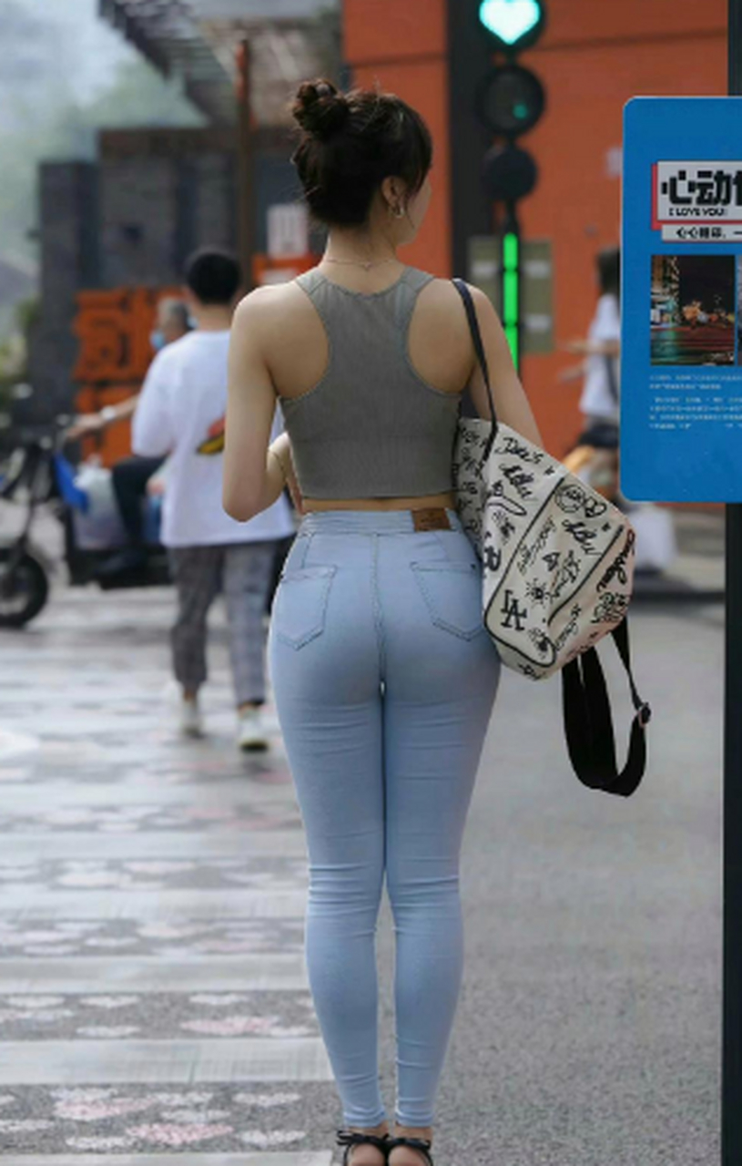 街头抓拍丽人,把牛仔裤撑满才叫性感.