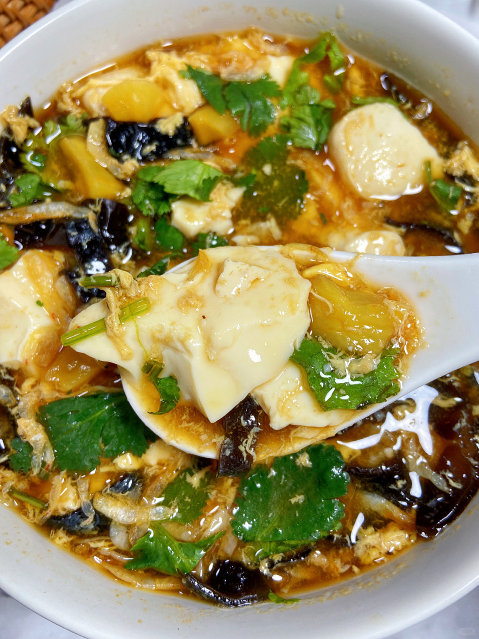 豆腐木耳鸡蛋汤! 喝起来暖暖的鲜美而不寡淡 满满一碗不到300大卡!