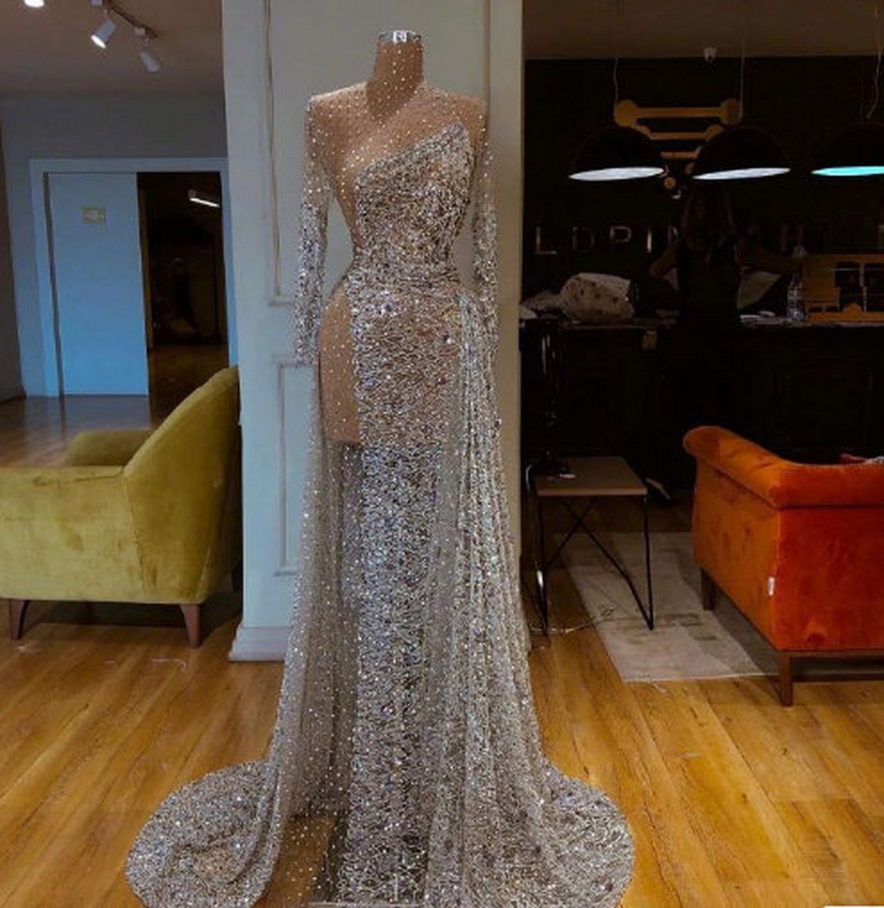 超仙女的银色系晚礼服,来自梦幻礼服品牌 valdrin sahiti.