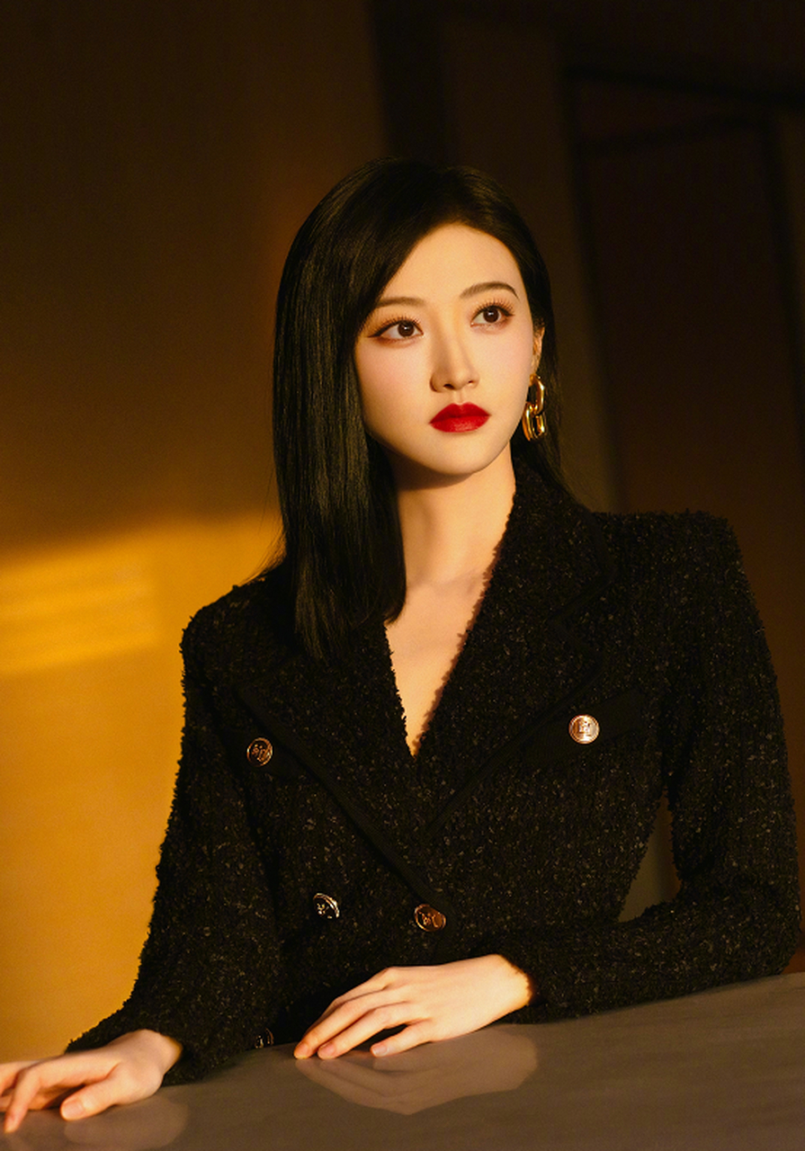 景甜的人气和关注度还是有的,但作品这块始终还是差点火候,只能说继