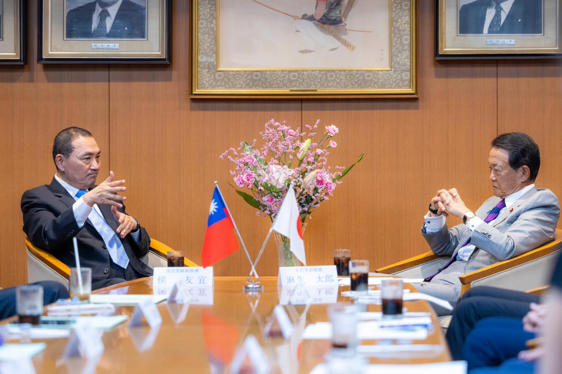 中国国民党大选参选人侯友宜近况照片:在东京会见麻生太郎.谈话合影.