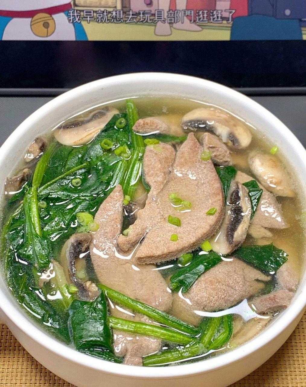 话不多说,直接整活～  食材:猪肝,菠菜,口蘑 步骤: 操作如上图 贼