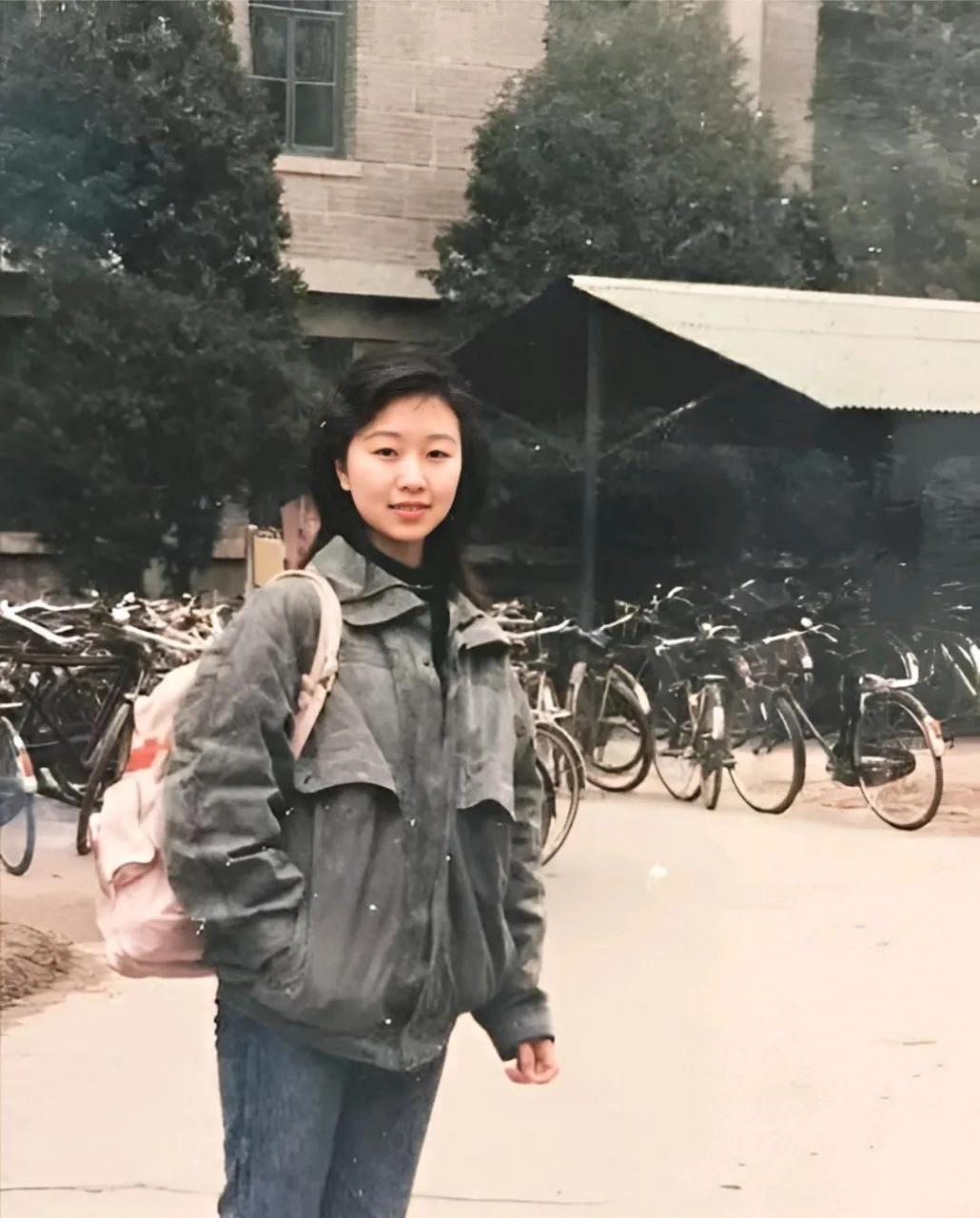 90年代的北大校园,一个年轻漂亮的女大学生的留影.这个姑娘女孩年轻貌