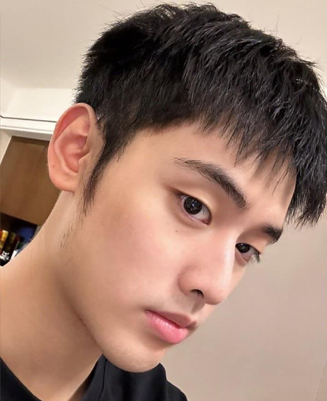 清新帅气的小伙子,侧脸迷人