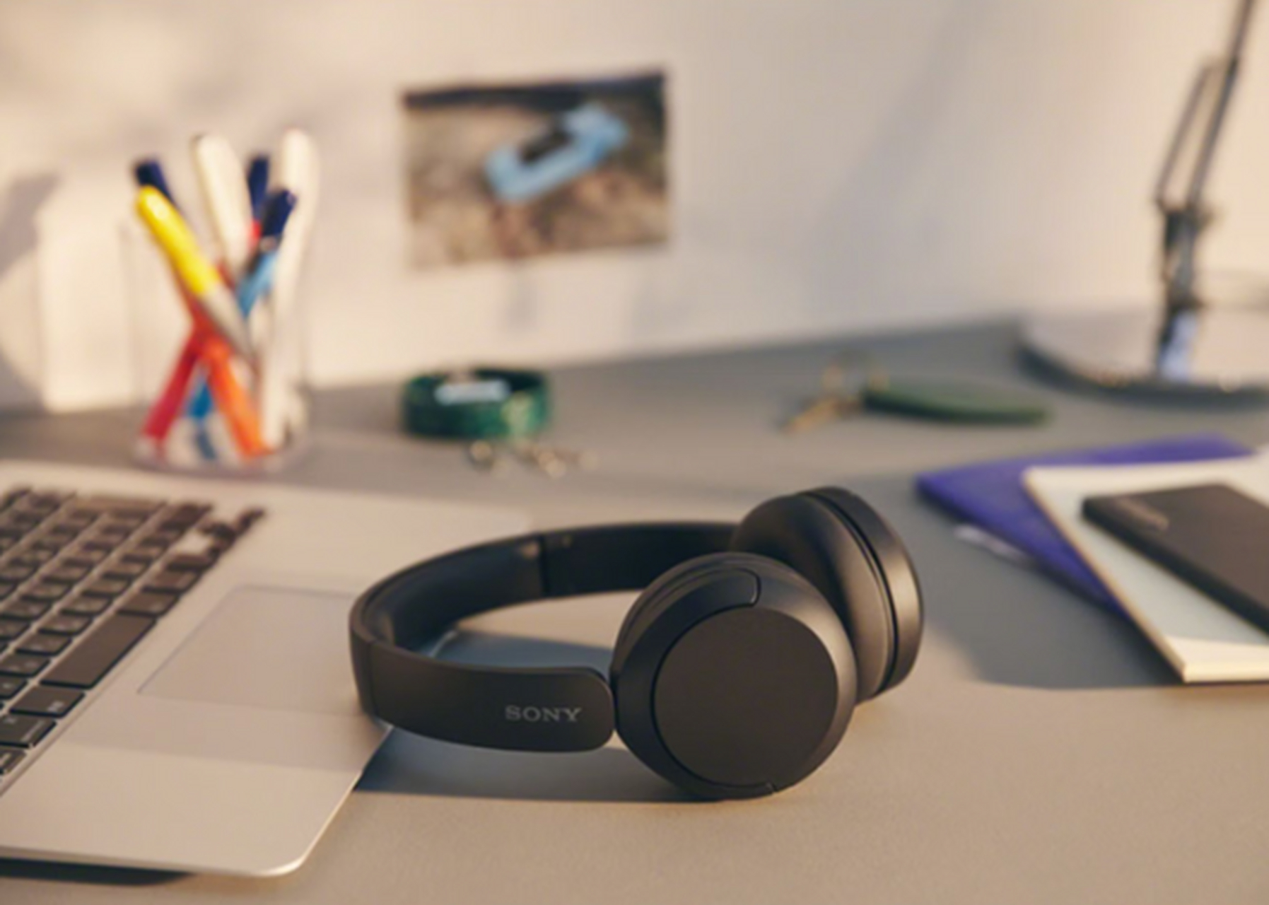 索尼wh-ch520头戴式蓝牙耳机是一款非常出色的耳机,它采用了高品质的