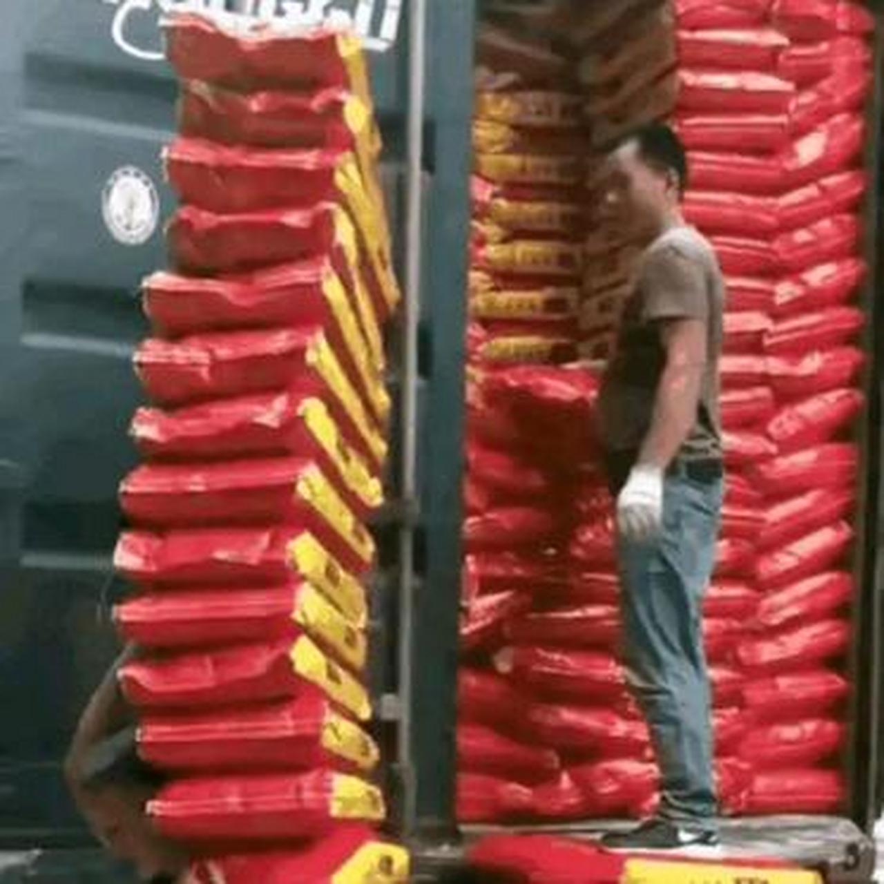 不可能吧,一袋五十斤,十三袋,真有这么大力气的人?