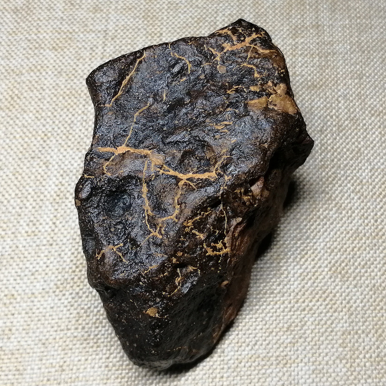 这块陨石的熔流线比较少见,因为陨石基质硫化物含量高,熔融后的硫化物