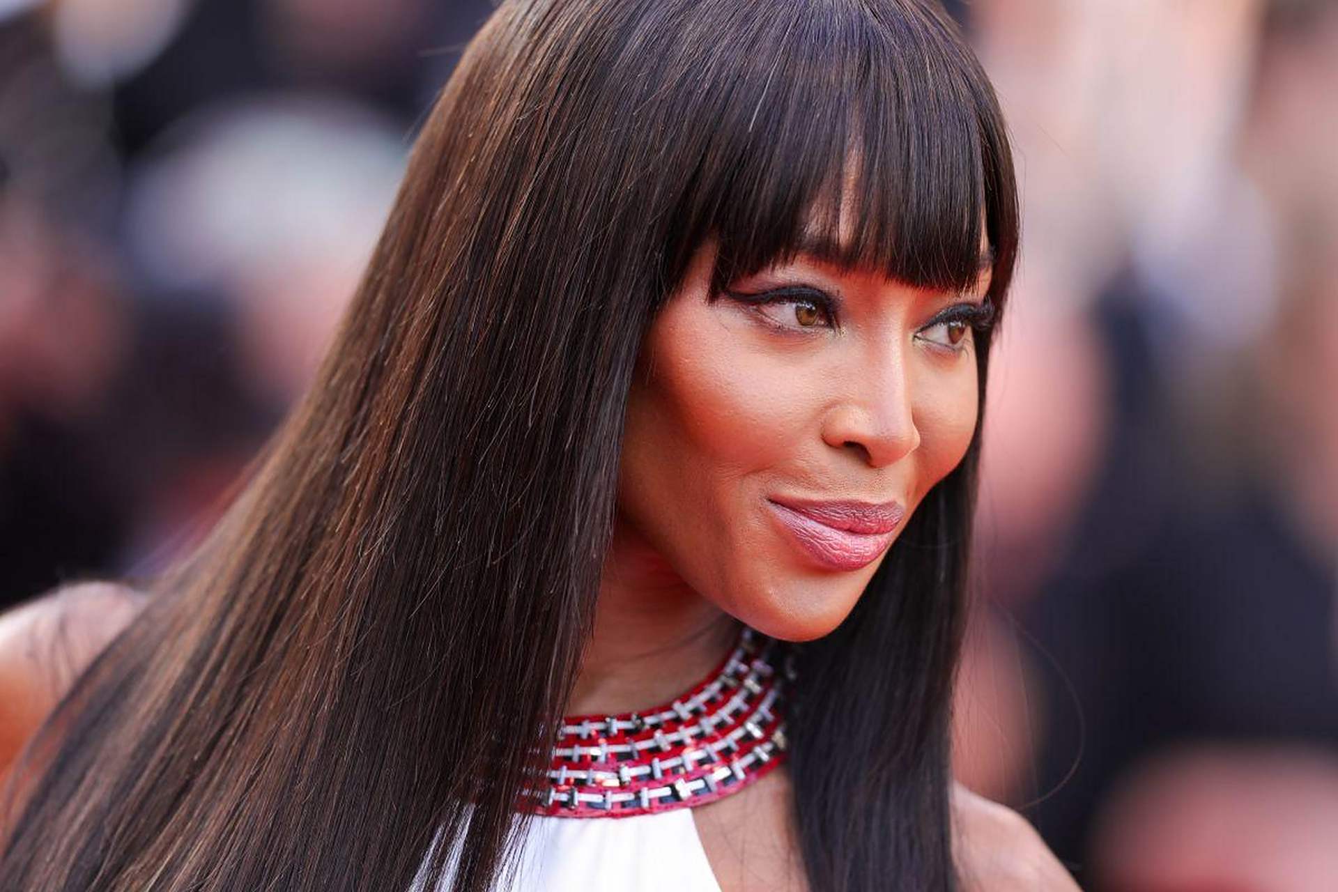 超模老米naomi亮相《firebrand》戛纳首映礼红毯,这套有点埃及艳后的