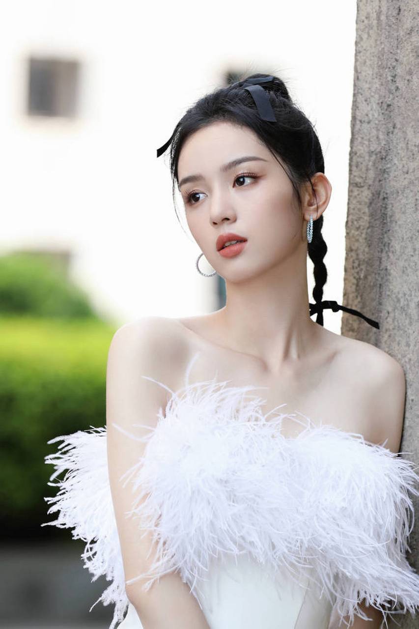 在这组写真中,周也女神身着的那件白色羽毛礼裙真是让人眼前