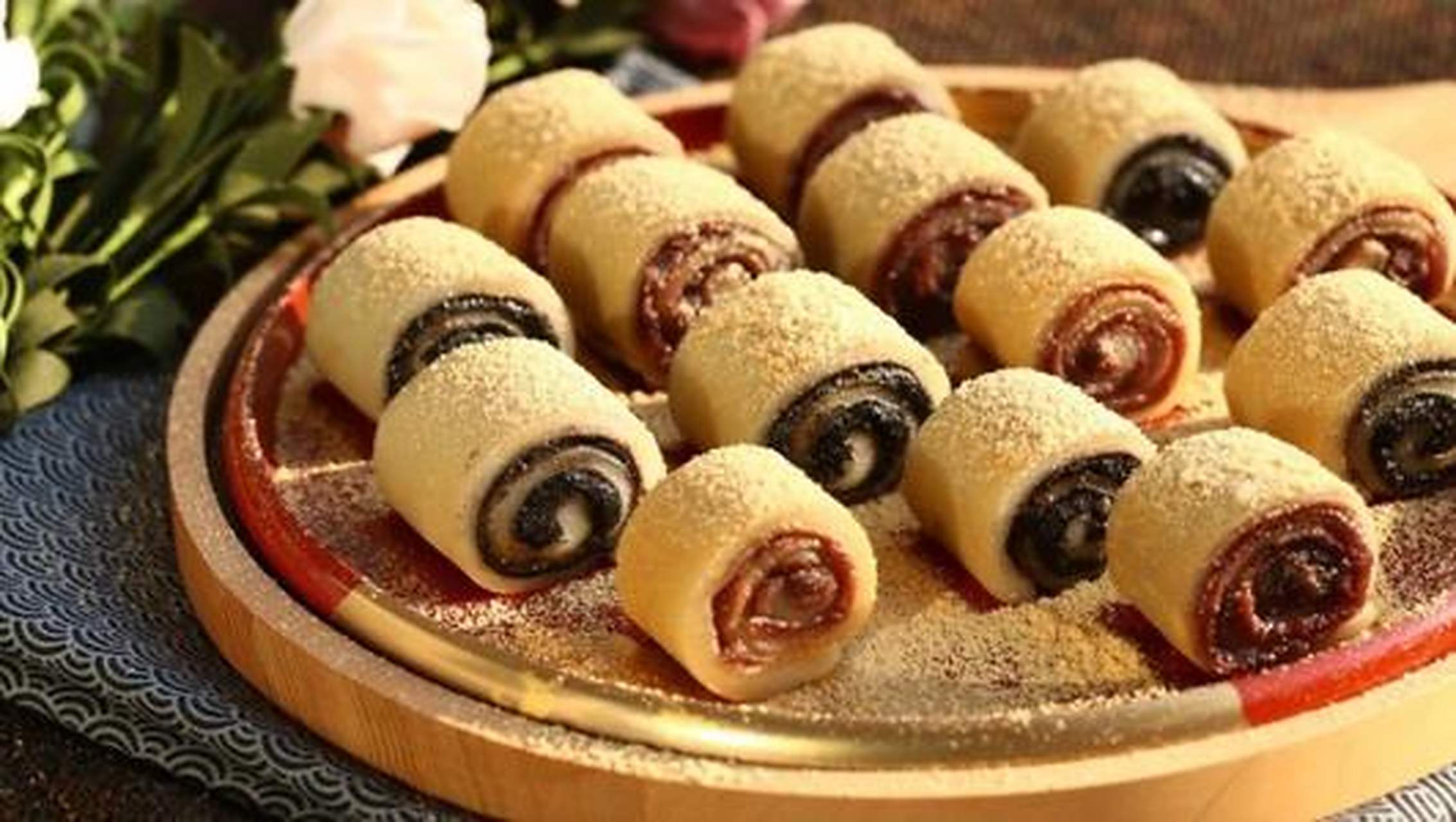 承德驴打滚是很有特色的河北特色小吃,承德驴打滚以黄米为主要材料