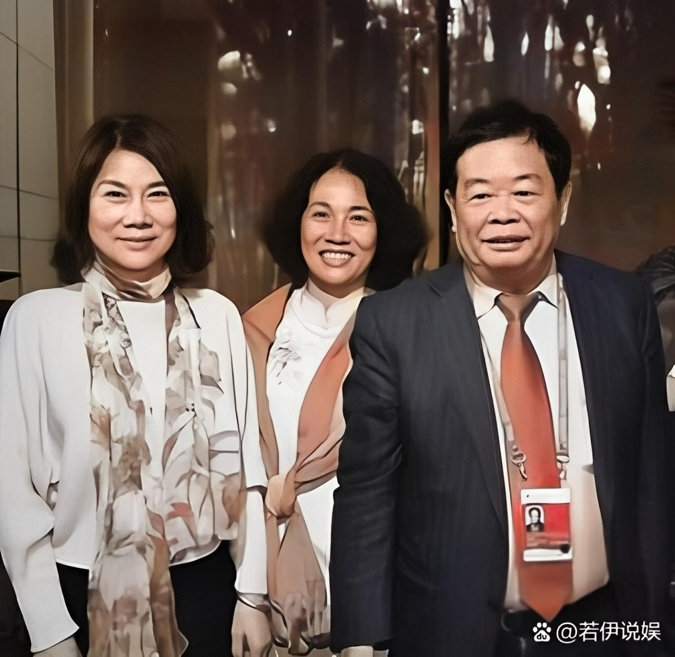 2018年,董明珠和曹德旺一起接受采访时,主持人问曹德旺:"你家里用格力