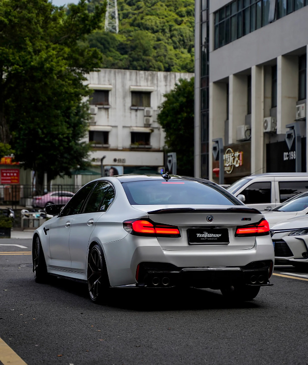 颜值担当,冰清玉洁的白色宝马m5,闪亮登场,引领潮流!