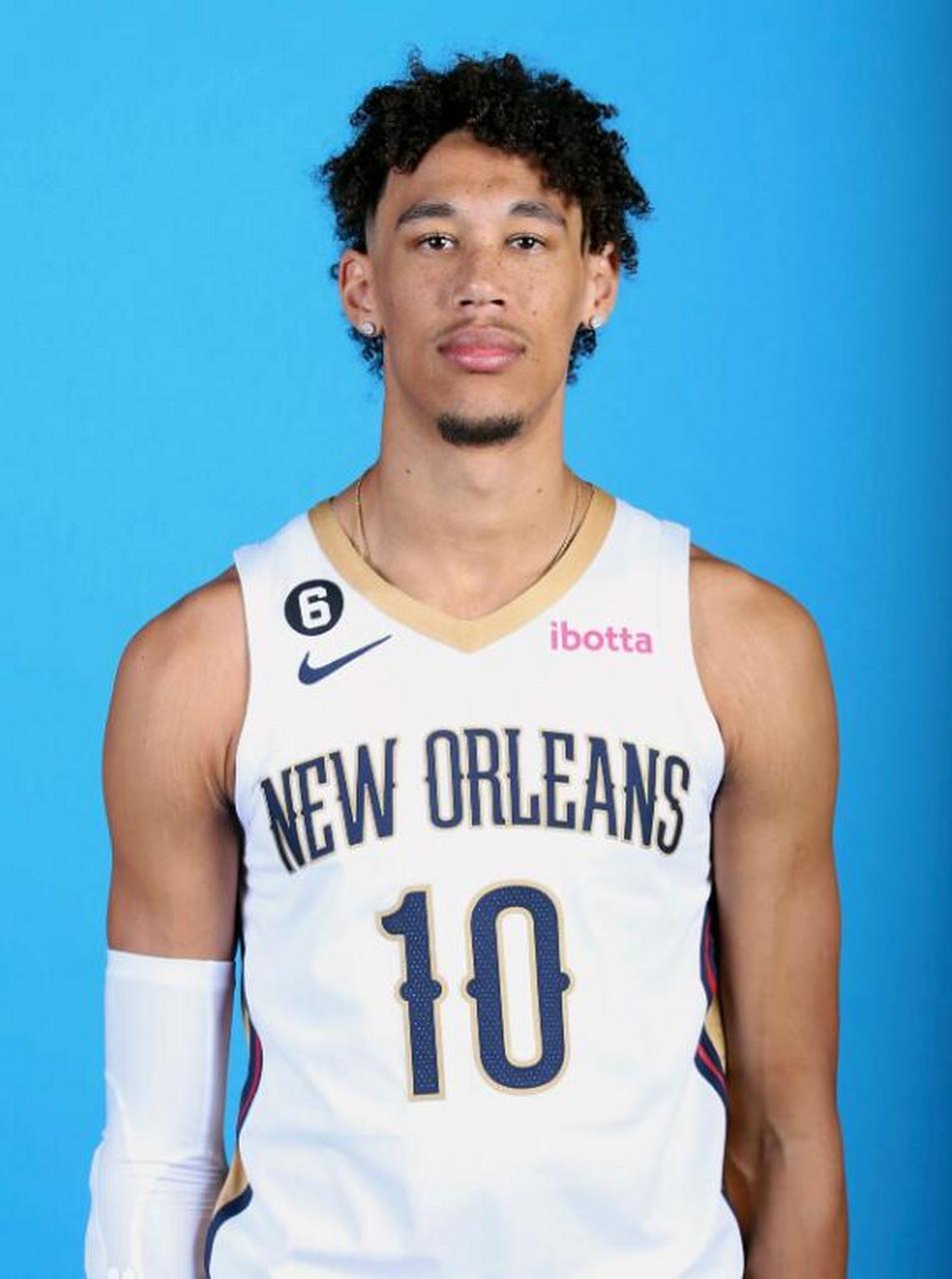 根据此前报道,海斯和湖人达成的是2年合同,第二年是球员选项.