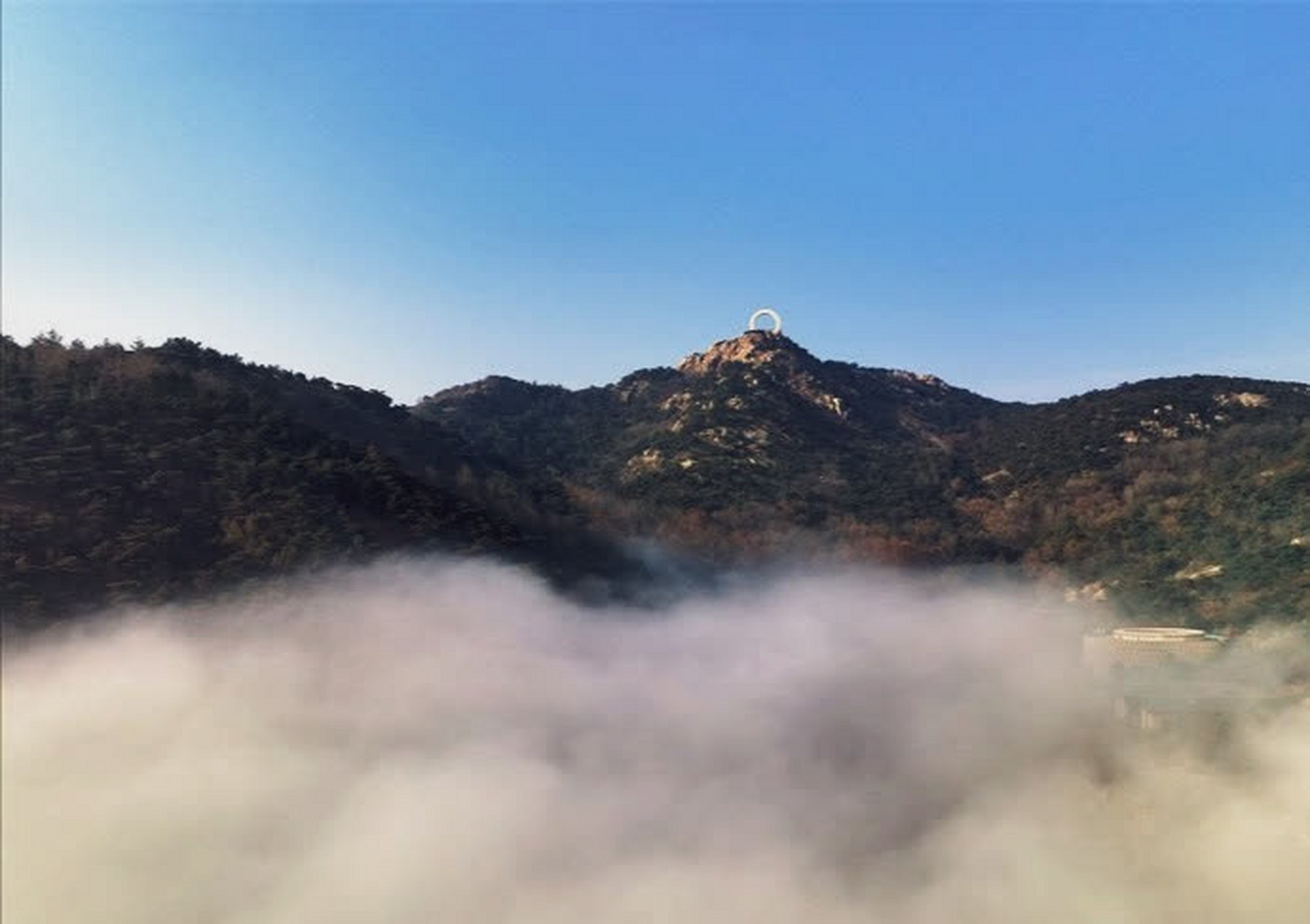 昨天,山东省日照市天台山云雾缭绕.