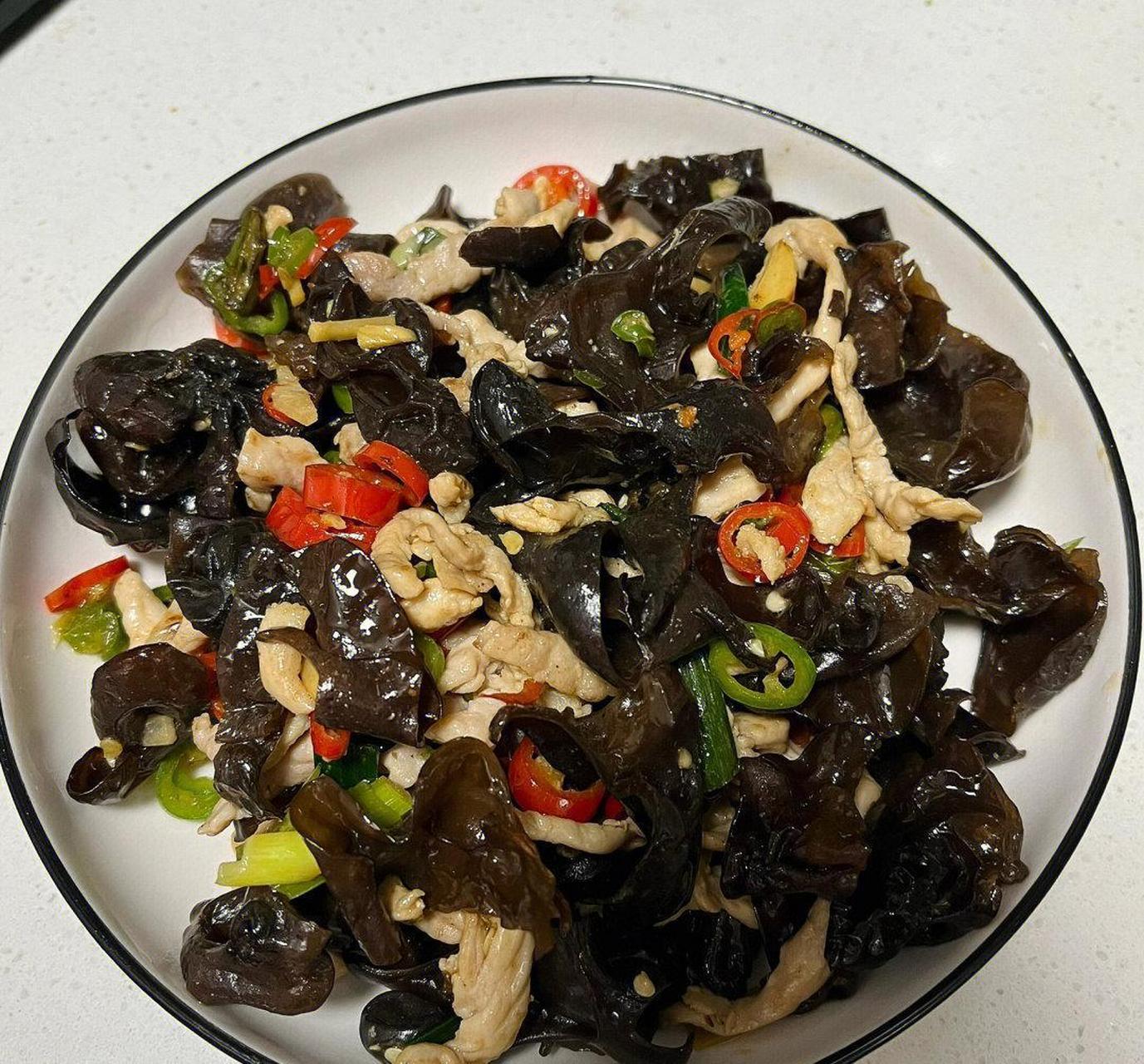 家常做法超简单小白也轻易可以ge 食材:木耳肉丝大葱叶蒜末青红辣 