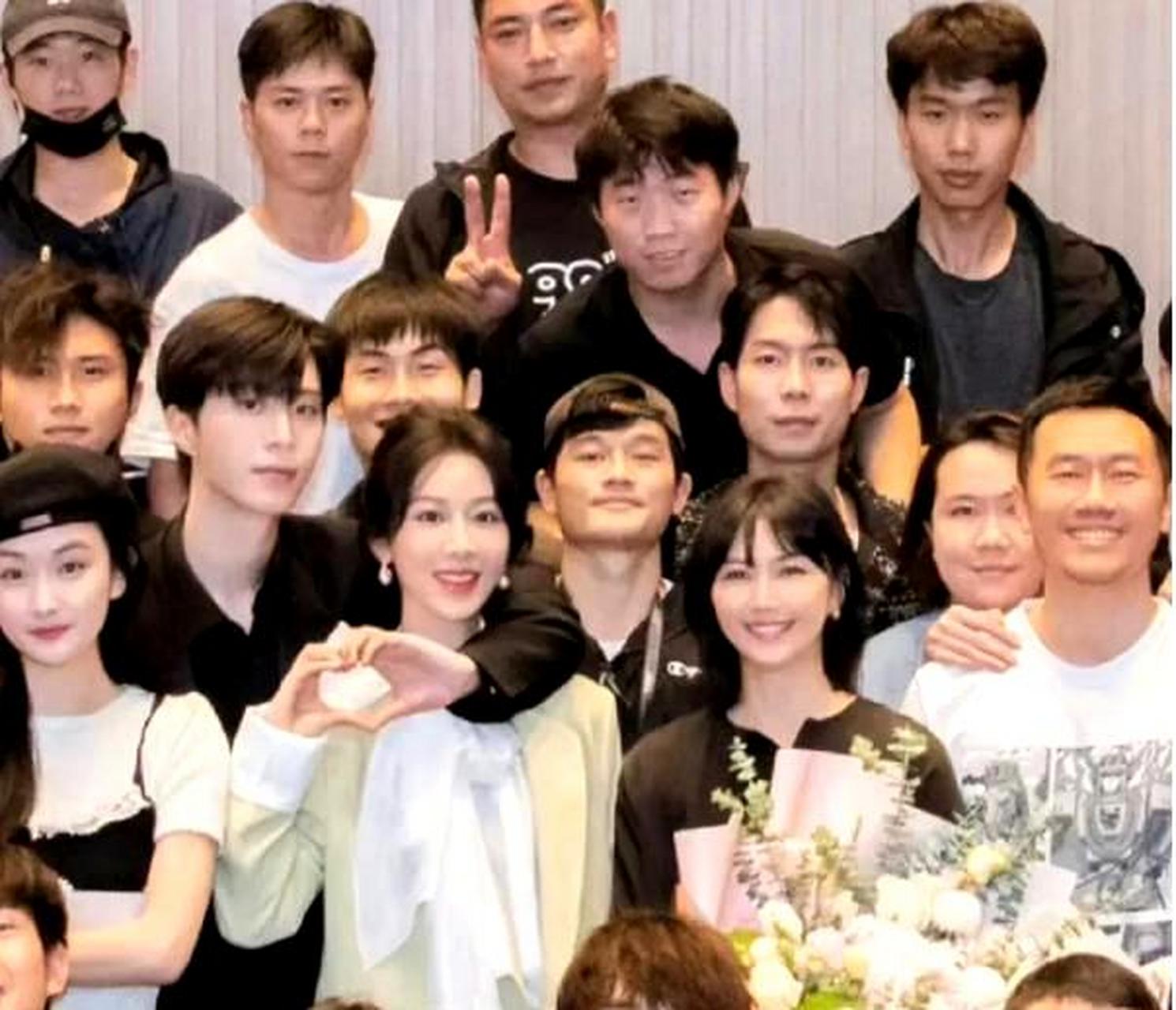 孙燕姿在杨紫和范丞丞的电视剧中客串,晒出了剧组照片.