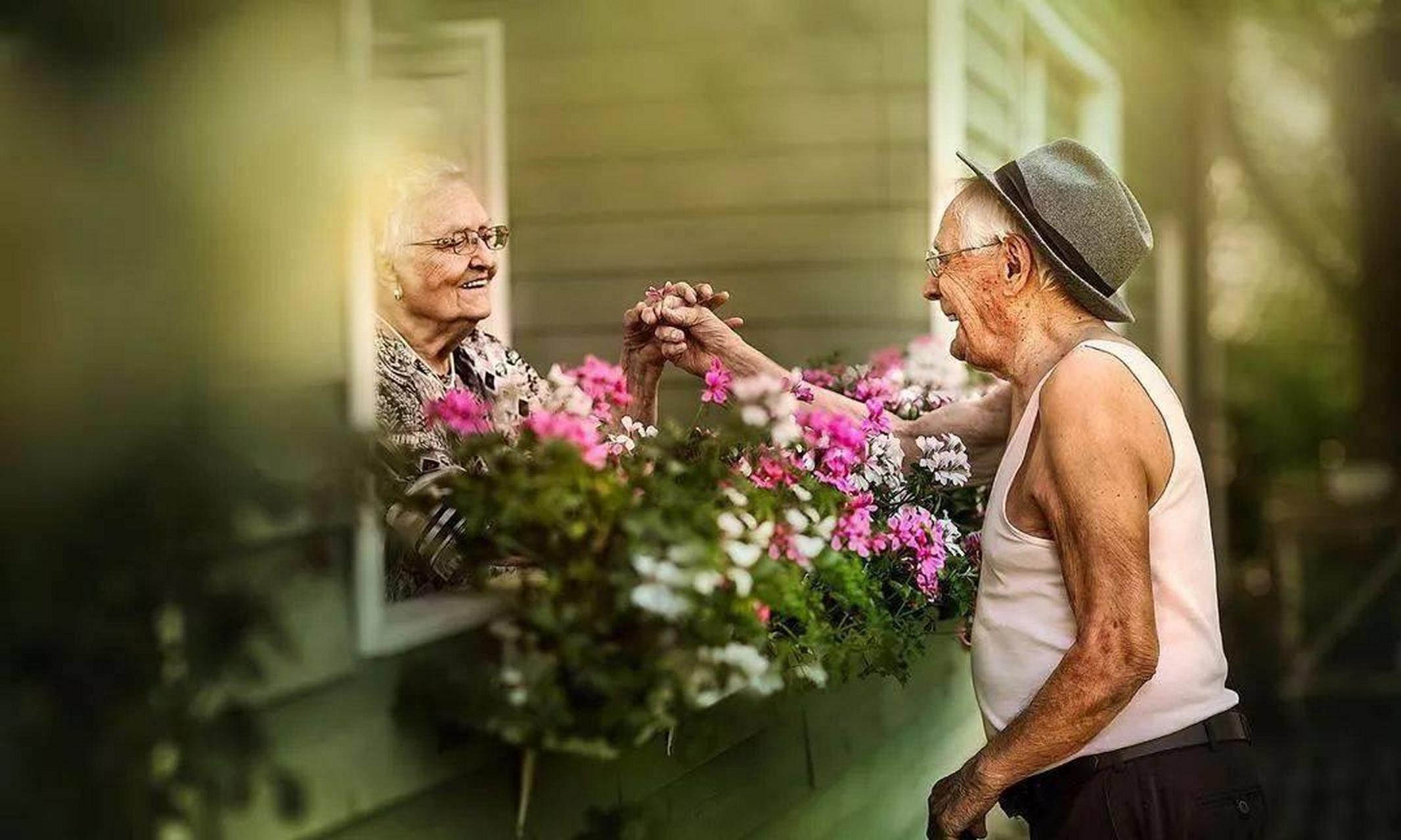 这位国外摄影师拍摄的老年夫妇照片真美,让人感受到了爱和陪伴的珍贵