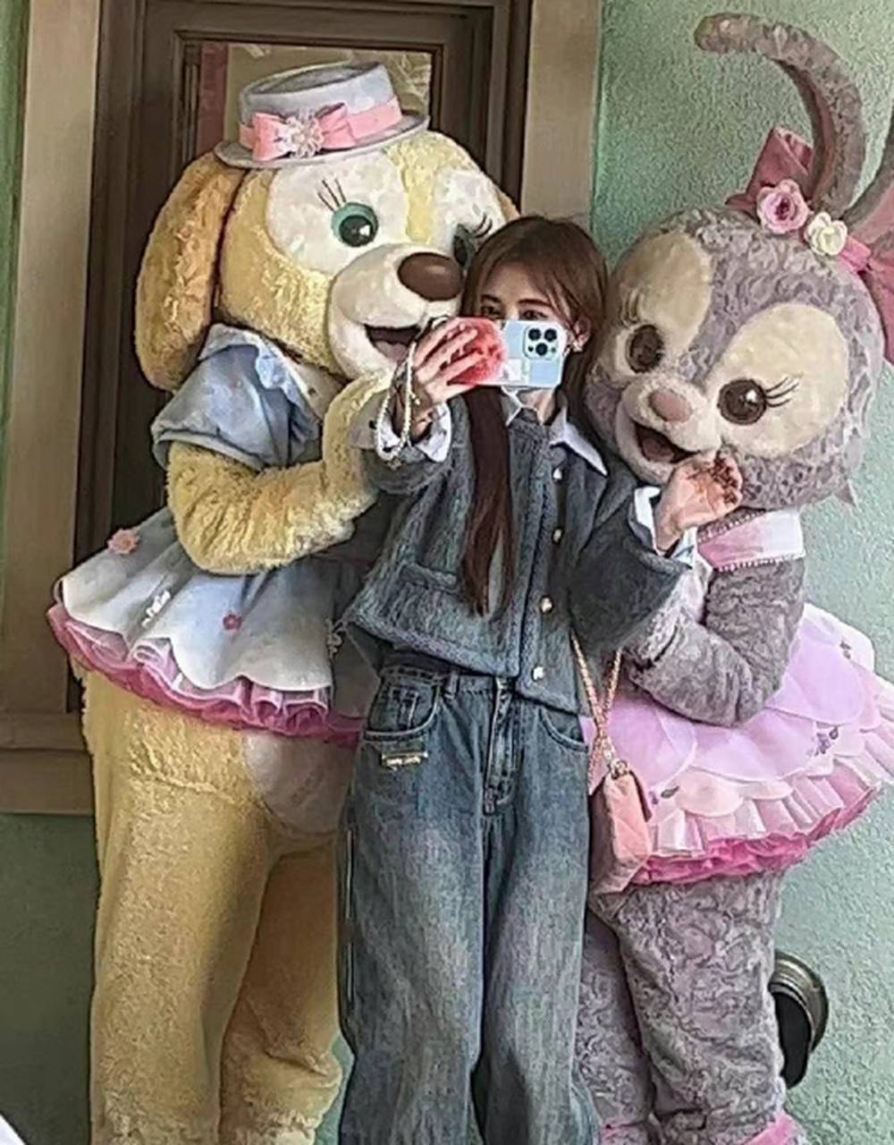 鞠婧祎去迪士尼和星黛露拍照被抓头发