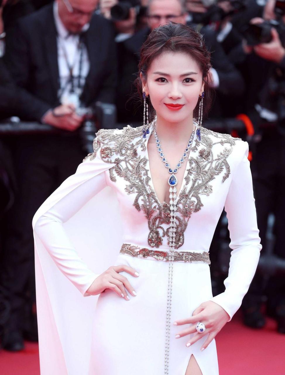 刘涛白色深v高开叉礼服展现高级典雅!