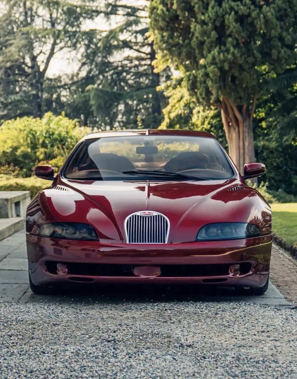 我男朋友告诉我这是一辆 30 年前的布加迪轿车,是真的吗?