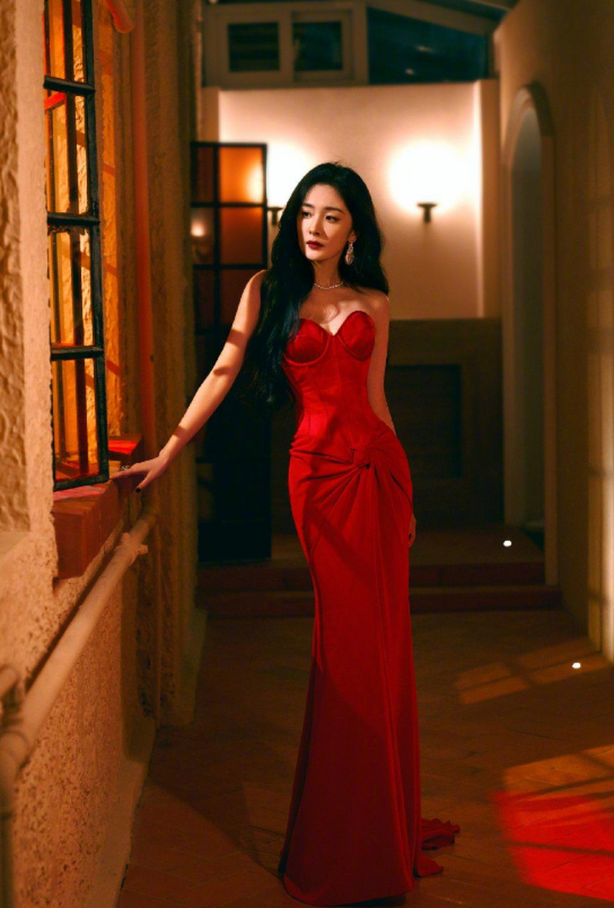 杨幂是微博之夜造型最大赢家了吧?忍不住尖叫的地步.