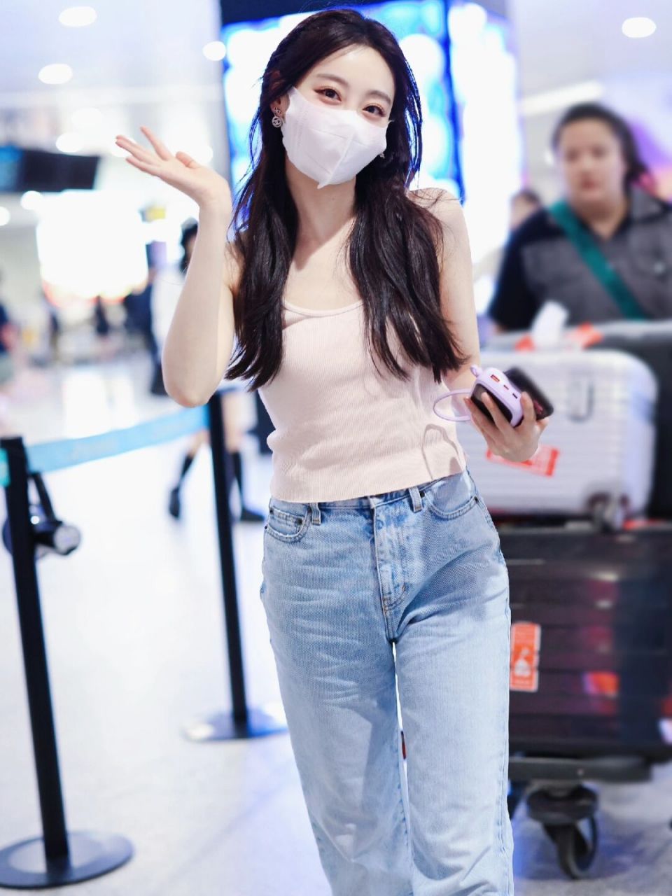 祝绪丹现身机场 身穿粉红色罗纹背心,搭配直筒牛仔裤 厚底老爹鞋 绑着