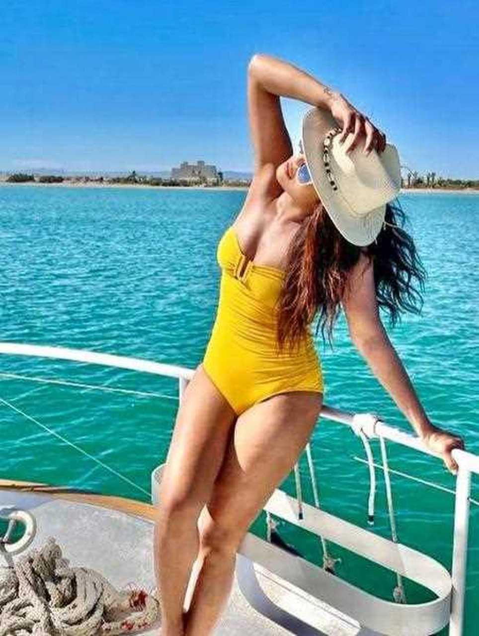 朴雅卡·乔普拉 (priyanka chopra) 在"完美休息日"穿着黄色泳衣摆