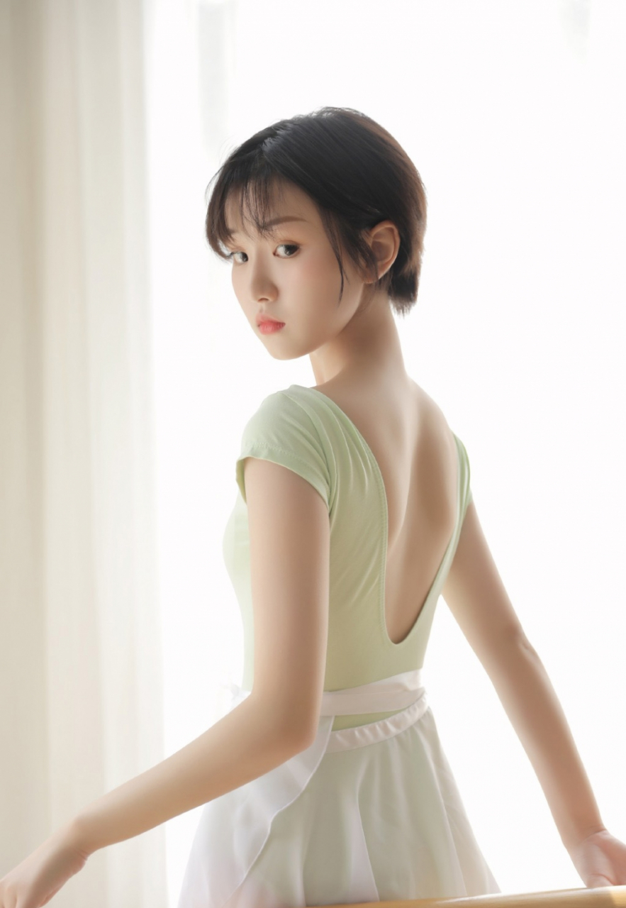 短发俏皮少女白色丝袜清新活力艺术写真
