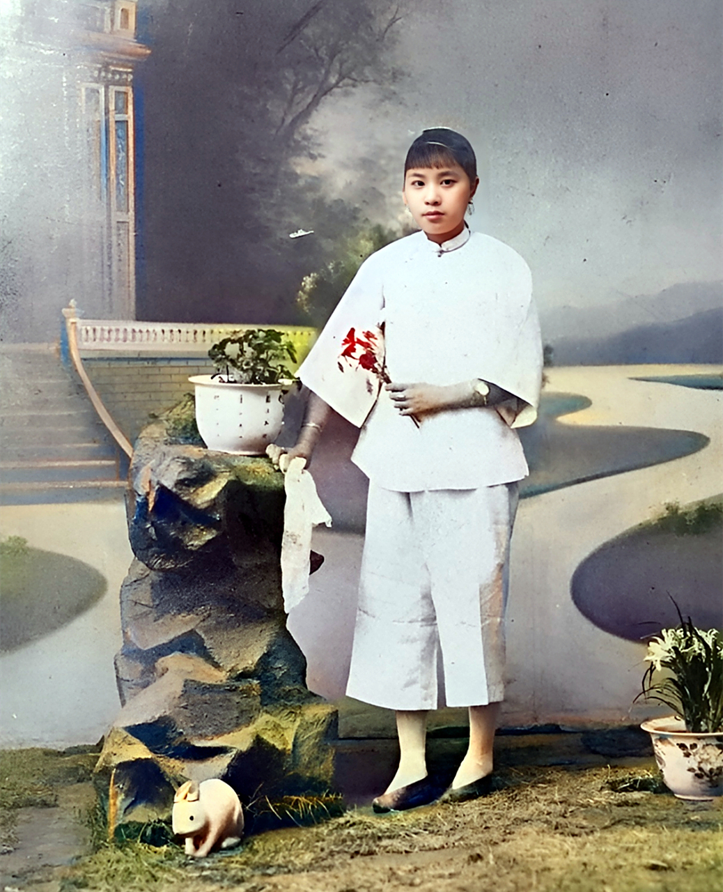 民国时期,一位富家姑娘来到照相馆拍照.