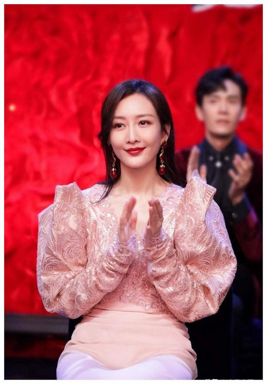 王鸥羊腿袖深v礼服活动照合集