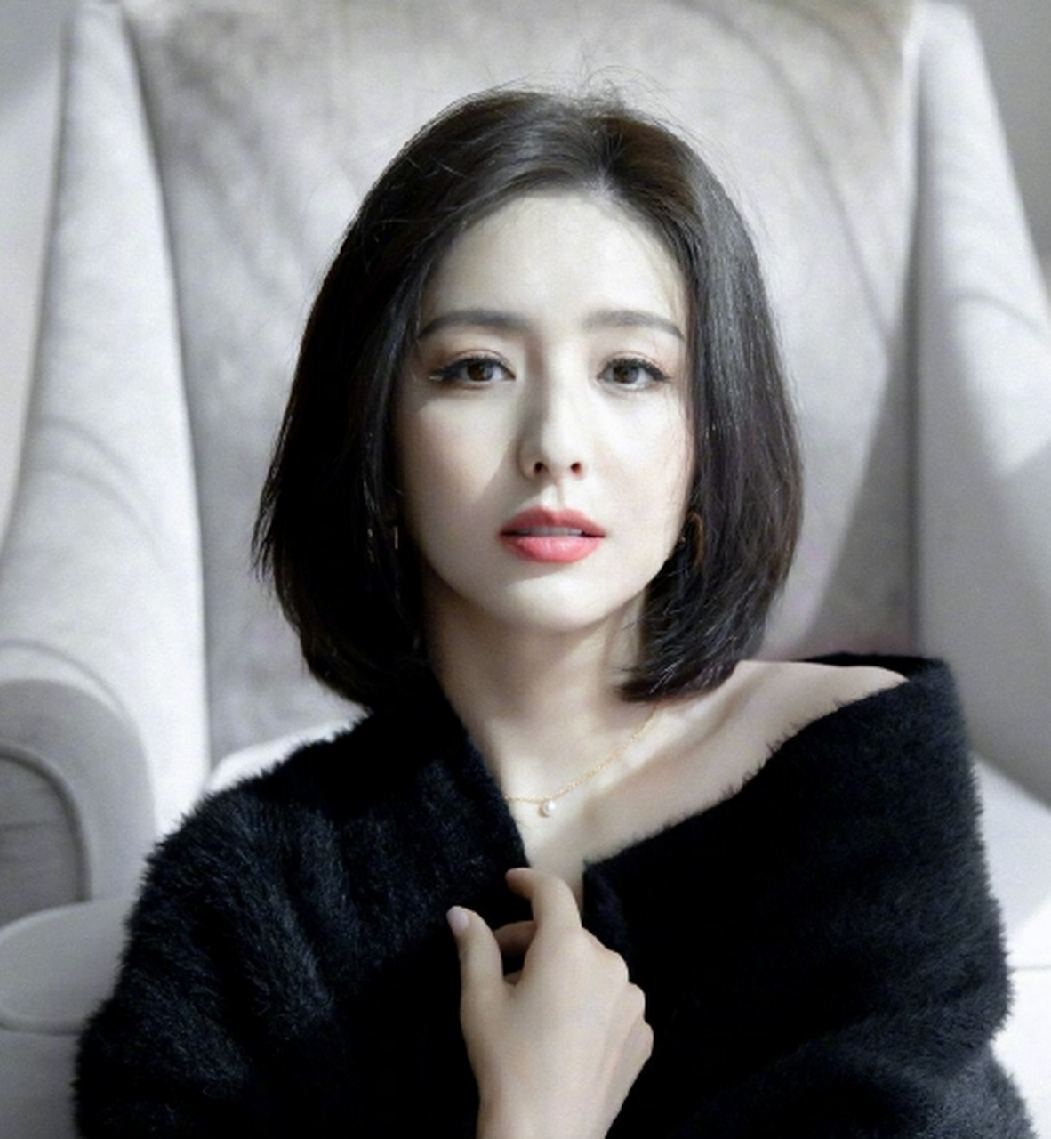佟丽娅短发造型拍写真温婉清冷 穿黑色居家服露香肩锁骨
