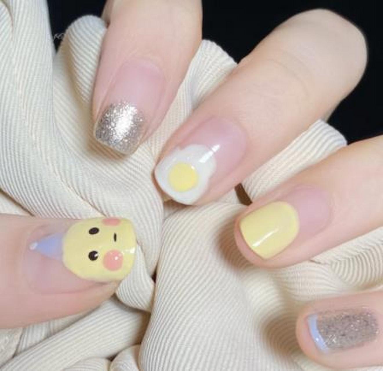 玻尿酸鸭美甲分享来咯! 奶黄色配天空蓝. 温柔又可爱的配色.