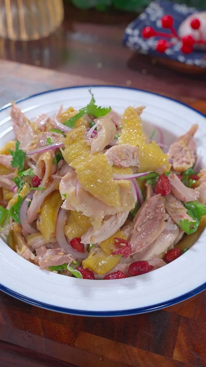 每到夏天我全家都喜欢吃这道盐焗手撕鸡,但是我从来不去外面买,因为