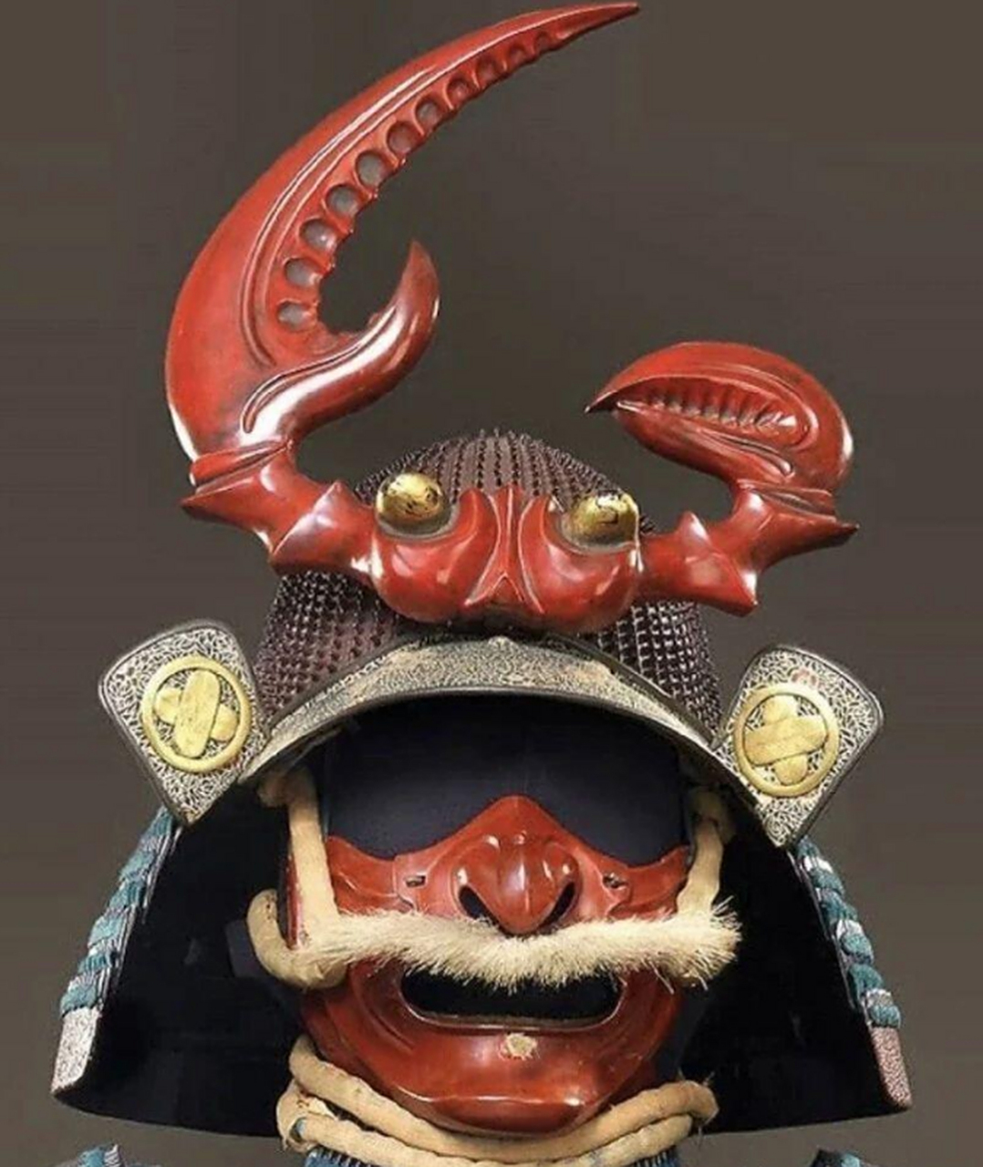日本战国时期的武士头盔,上面雕刻了一对龙虾爪子,虽然没啥实战作用