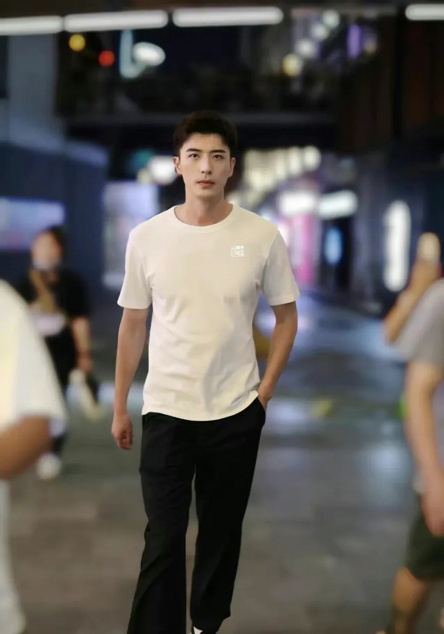 不得不说,徐开骋身材真好.穿衣显瘦,脱衣有肉.