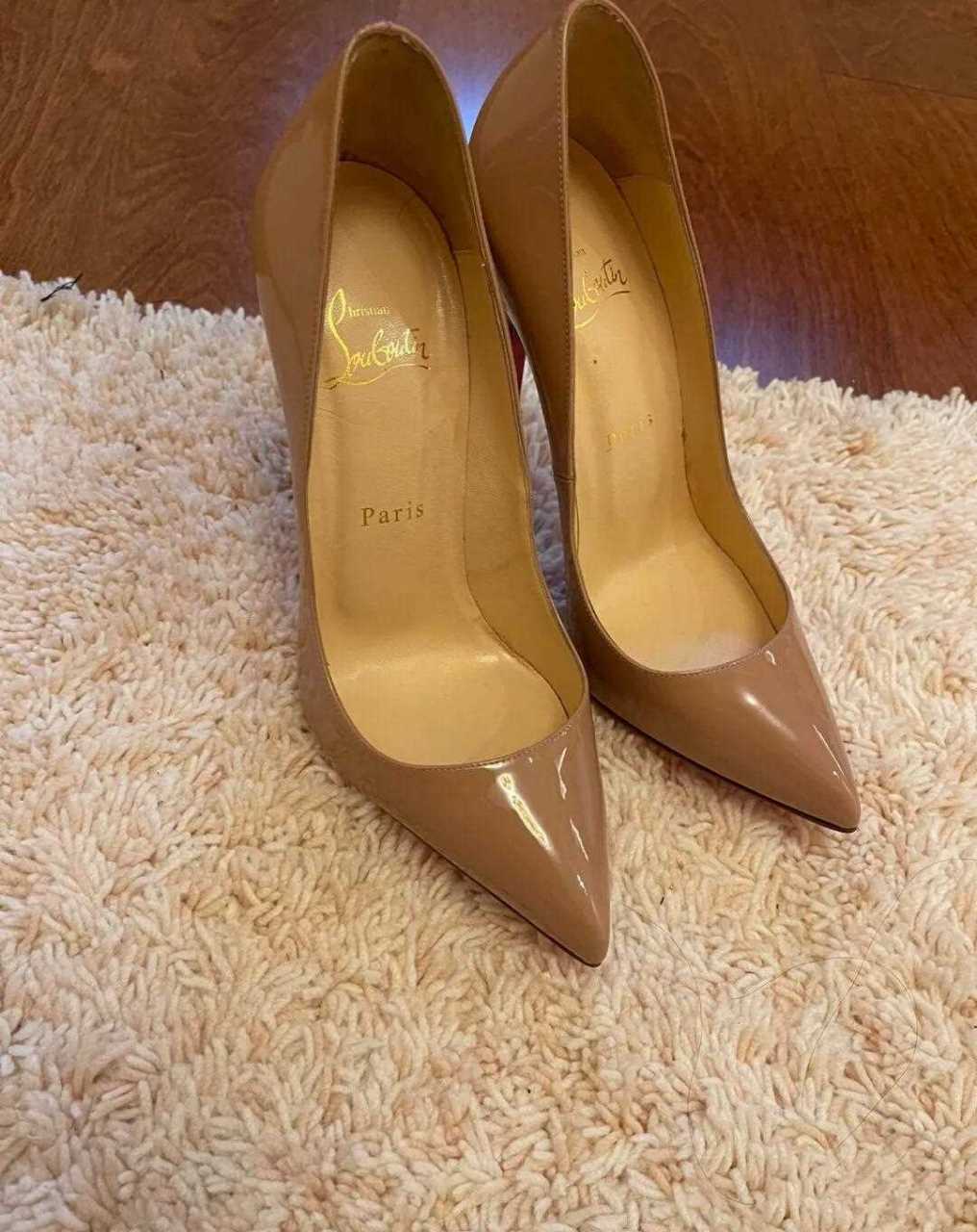 红底尖头细高跟鞋,12cm跟高浅口设计美丽大方