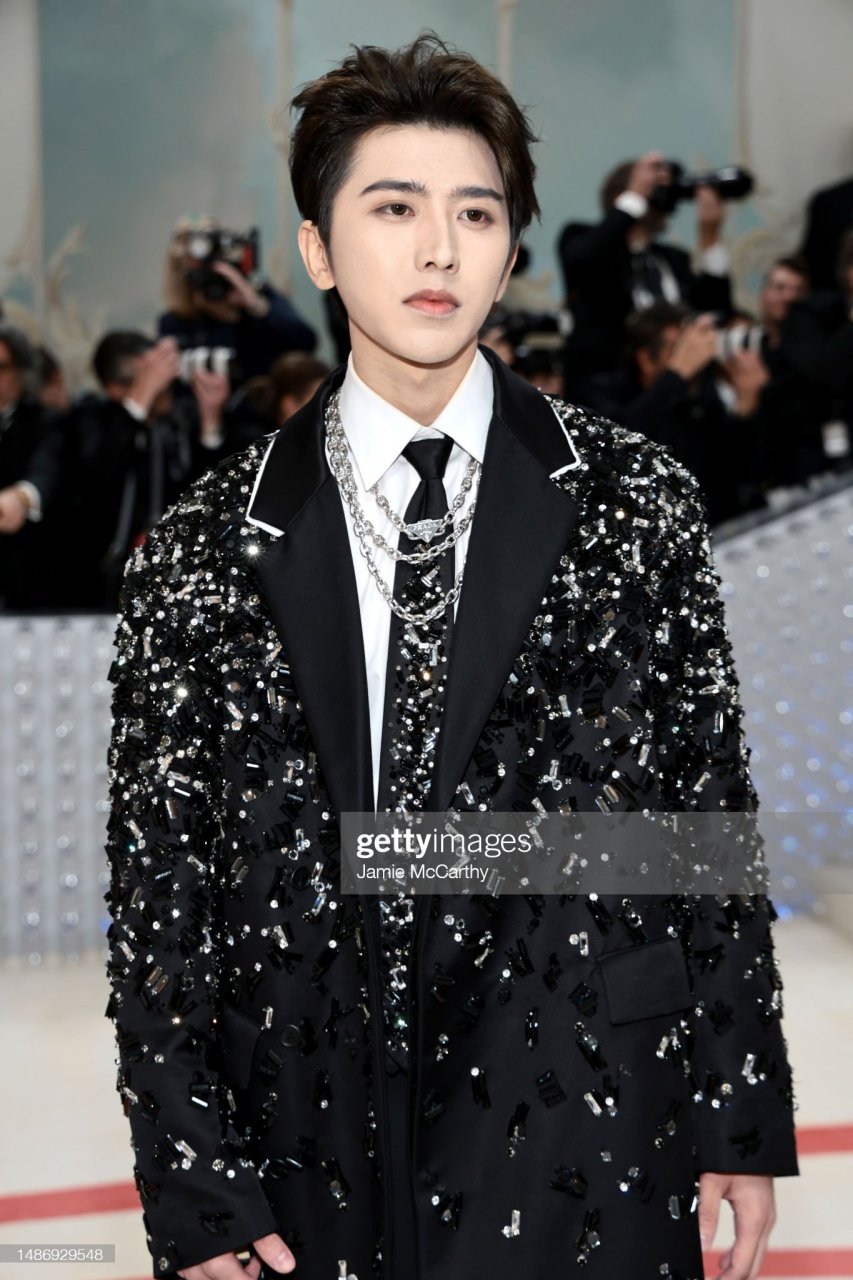 蔡徐坤穿prada 特别定制亮相 #met gala# 红毯,首次亮相大都会慈善