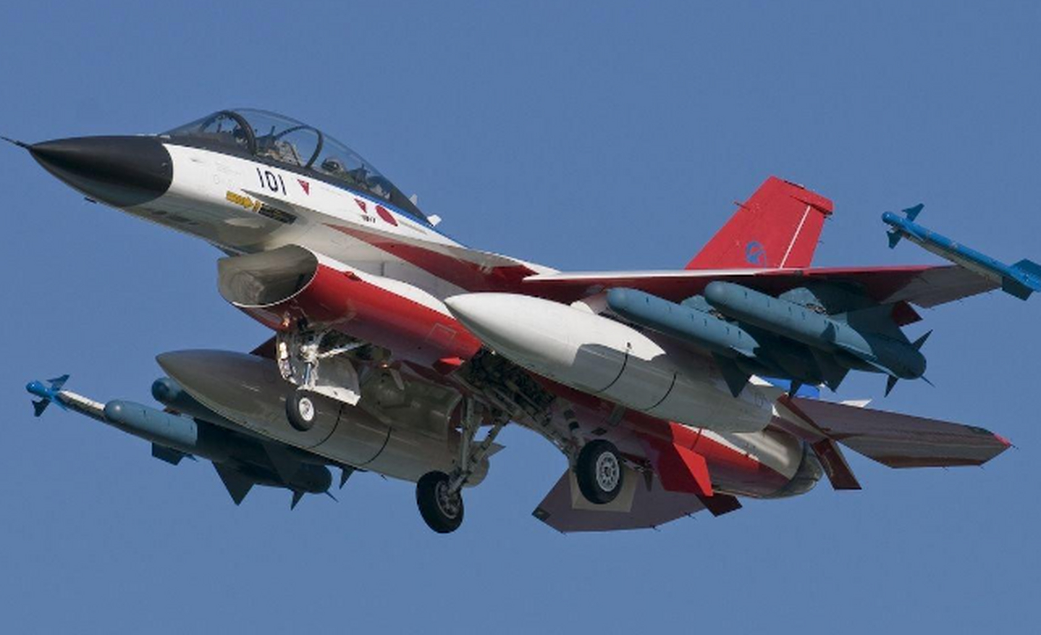 俄罗斯派出了图-95s战略轰炸机,而中国解放军则出动了轰-6k轰炸机.