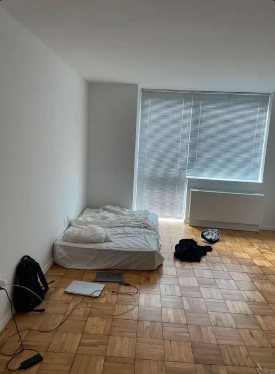 美国社交媒体一名网友发布了一张极其简陋的卧室照片,声称是世界