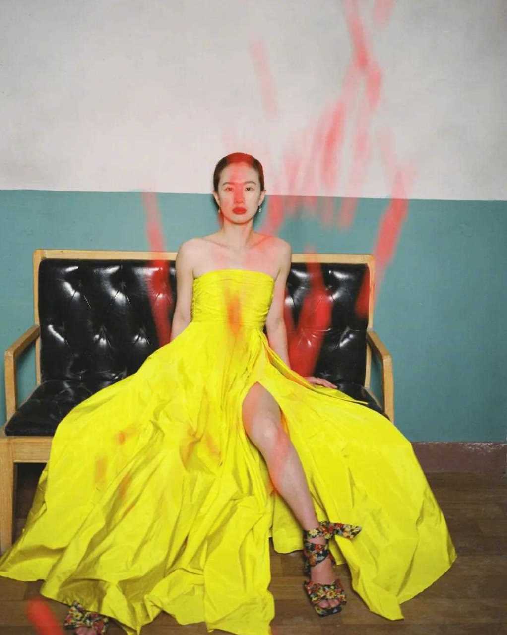 李梦x《男人装》,天生自带故事感的脸让杂志偏爱用胶片质感拍她,纯欲