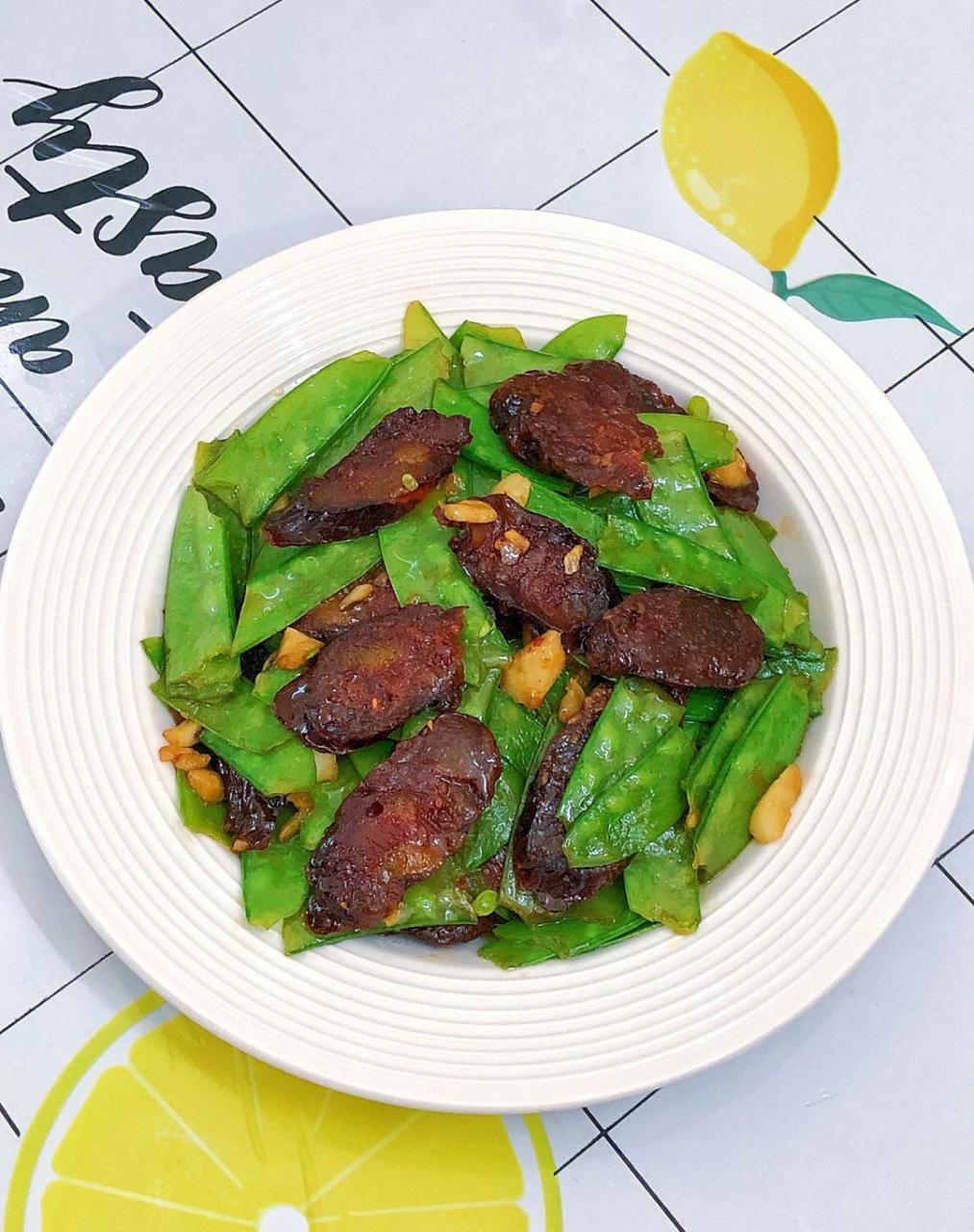 荷兰豆炒腊肠~爽脆超下饭00[鸡蛋]今天分享一道简单易学的菜