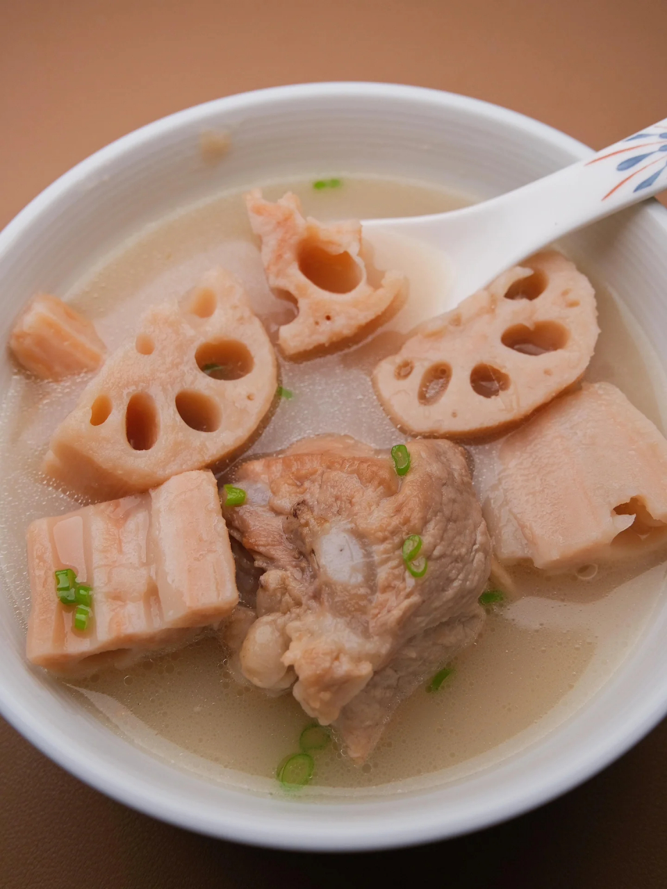 莲藕排骨汤  湖北产的粉藕炖排骨,口感糯软,肉香四溢!