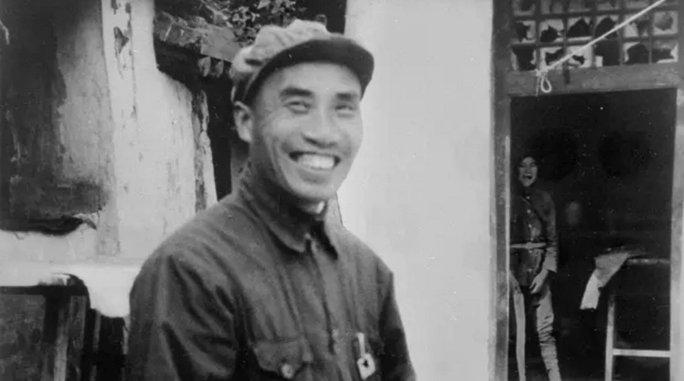 老兵把房子让出来,冒雨离开,贺诚部长来到后,训斥游胜华:"那是朱老总