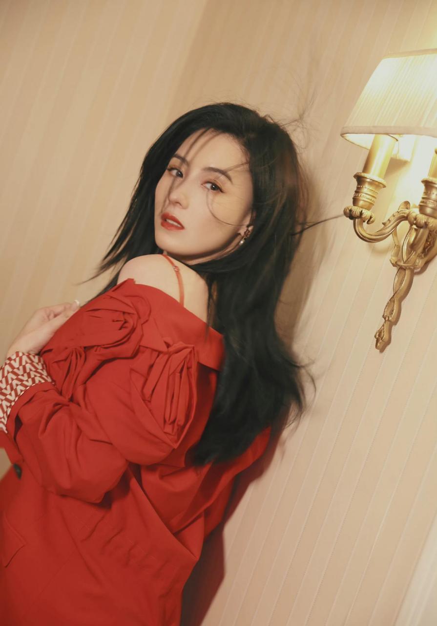 张柏芝出席品牌活动 身穿valentino2021早秋系列花瓣西装