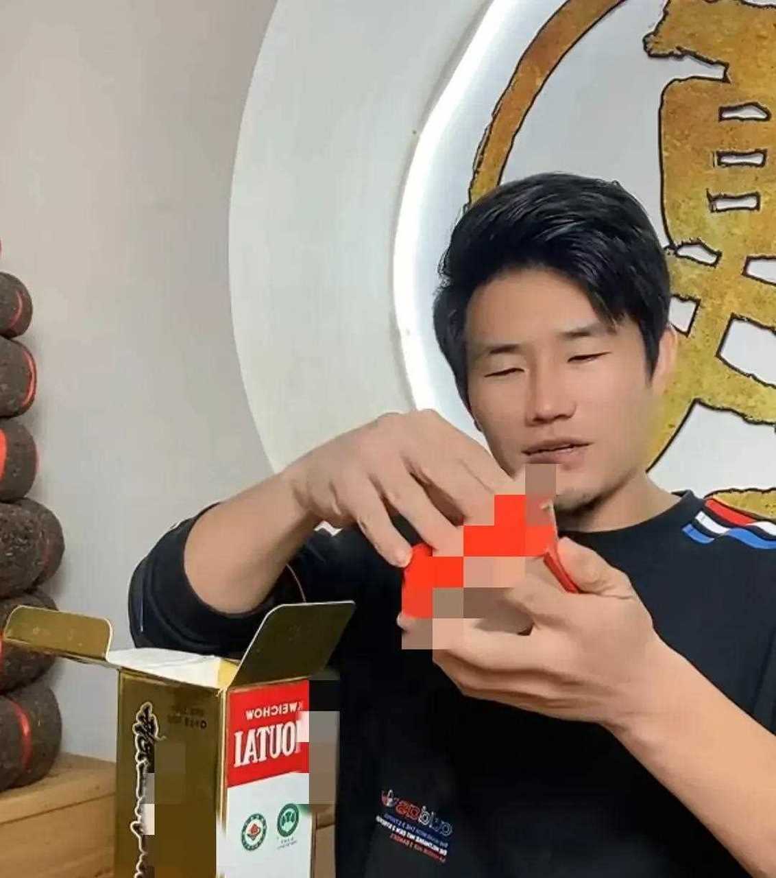 嘎子直播卖酒:82年的飞天茅台,市价大概30万到40万,因为现在正在拍一