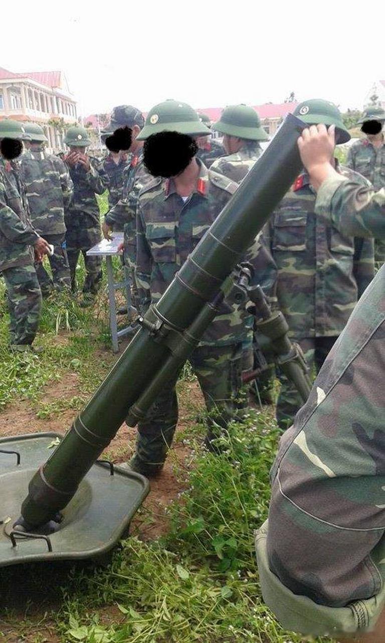 越南军队新兵学习如何准备 100 毫米迫击炮以执行野战射击任务.