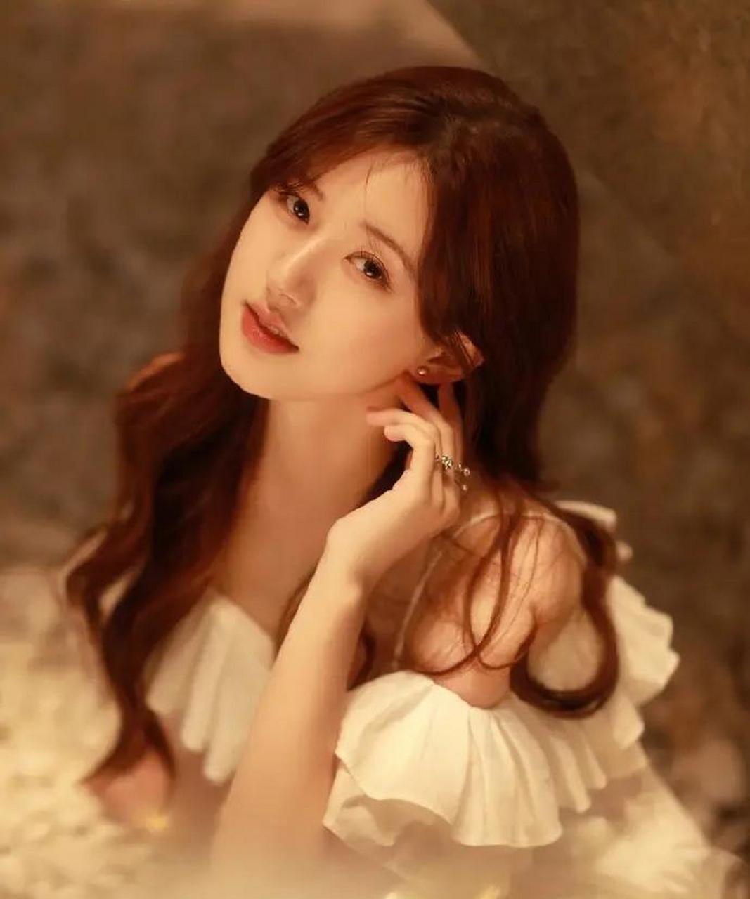 赵露思氛围感满满大片,长卷发披肩比花娇花衬人更美.