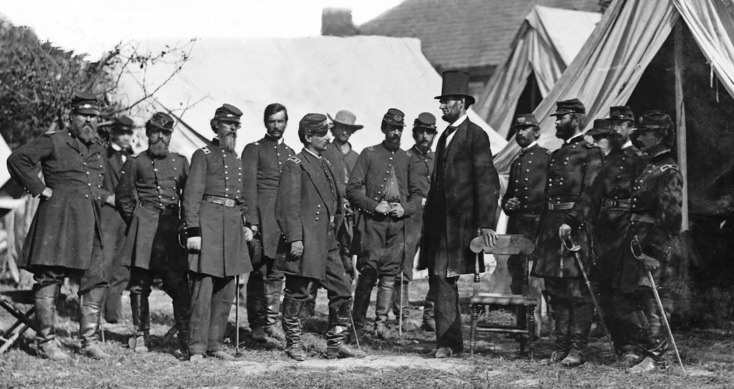 吸血鬼猎人林肯特别高大,身高1.93米,比他旁边的将军们高出一个头.