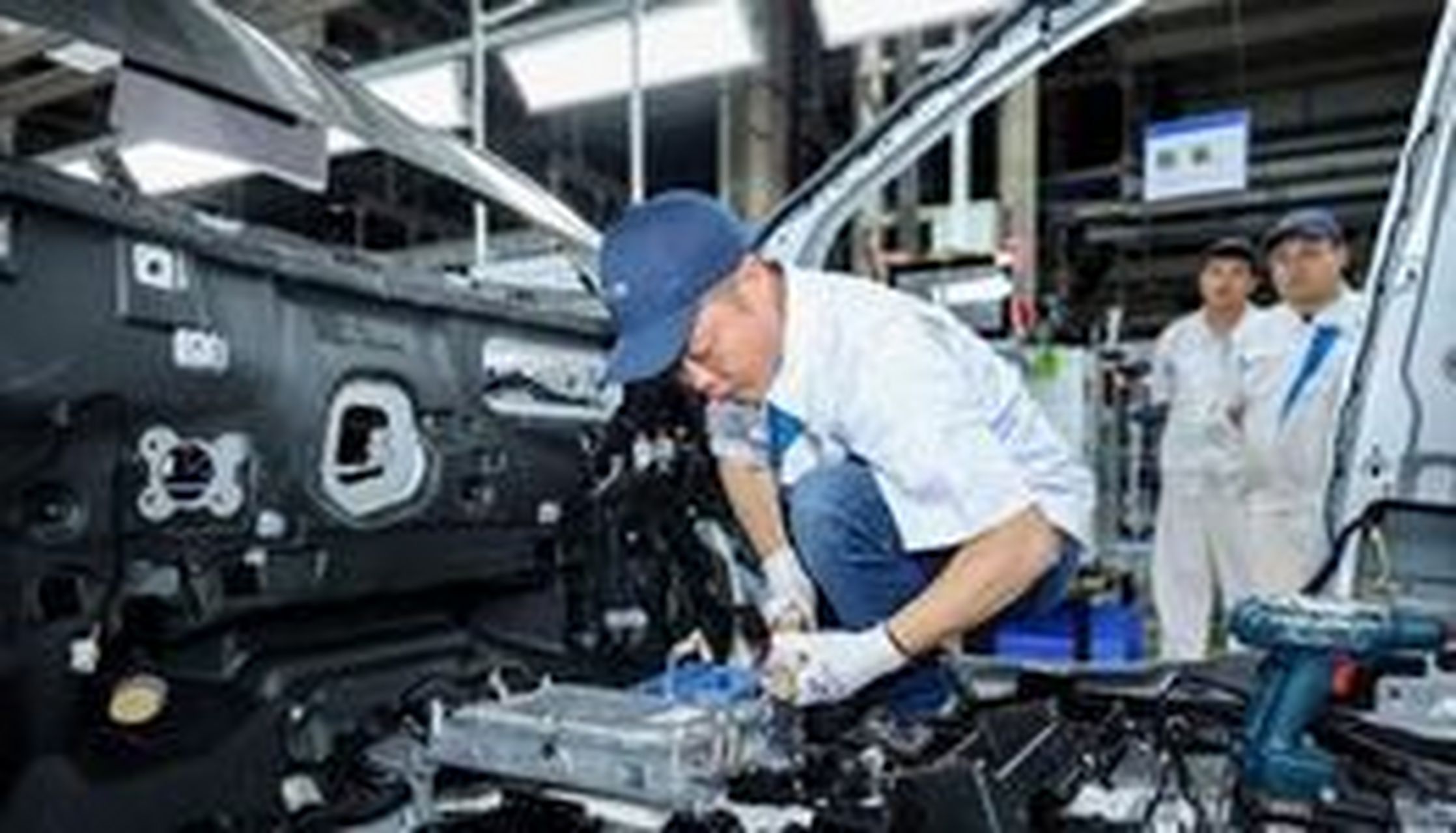 近日,有消息称小鹏汽车ceo何小鹏到工厂跟进g6情况时,尝试拧螺丝苍忖